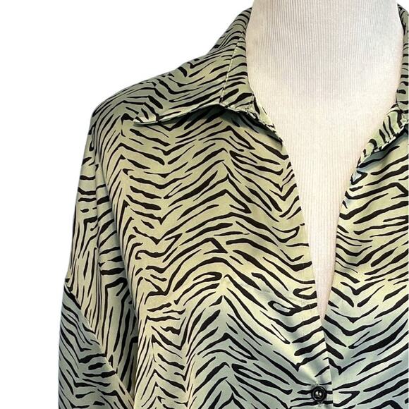 Zara Tiger Print Top Women's Medium Pale Green Black Animal Silky Button Blouse - Picture 2 of 7